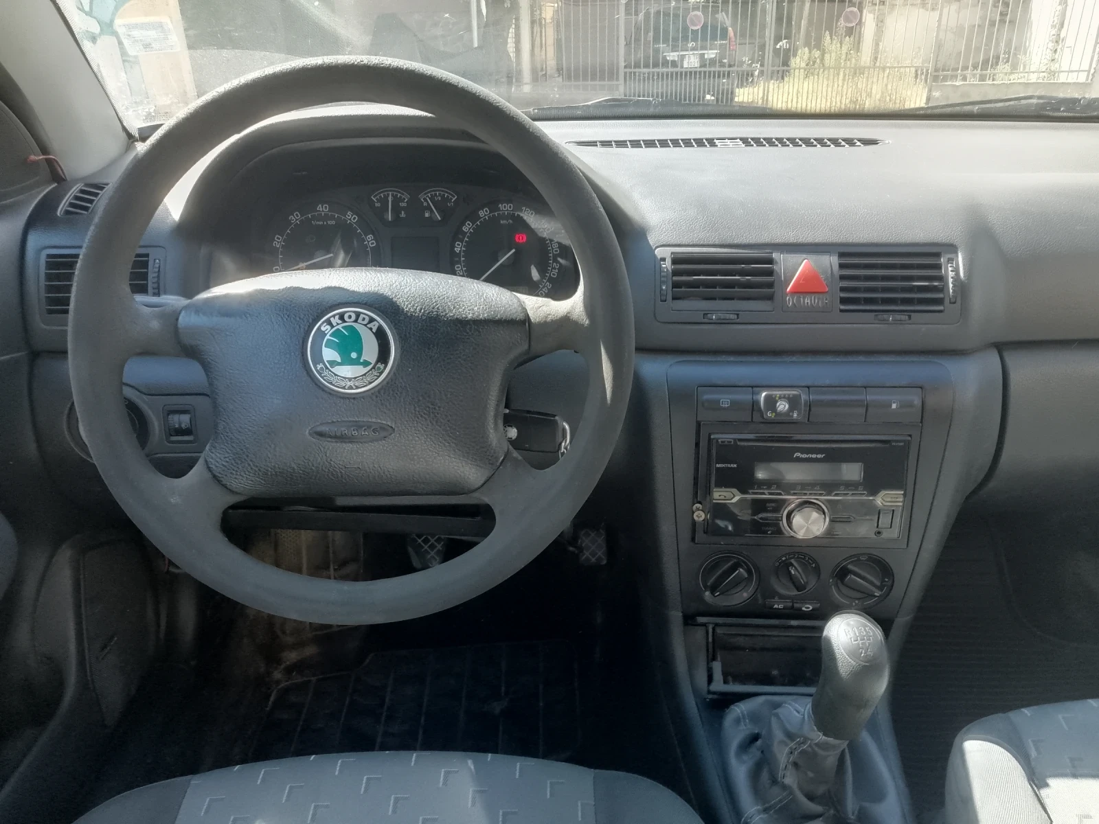Skoda Octavia 1.6 LPG Климатик Спешно, снимка 9 - Автомобили и джипове - 56053000