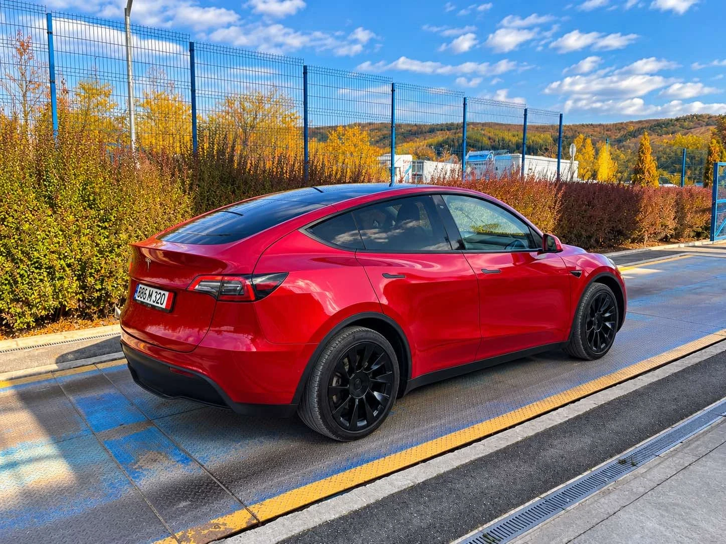 Tesla Model Y 7 места , Long Range , Dual Motor с теглич, снимка 4 - Автомобили и джипове - 56714054