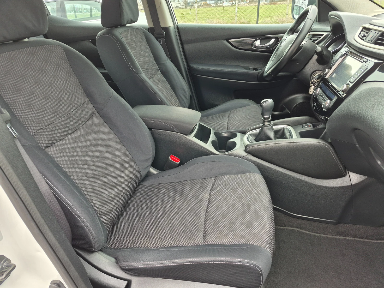 Nissan Qashqai 1.5  DCI, снимка 12 - Автомобили и джипове - 53928704