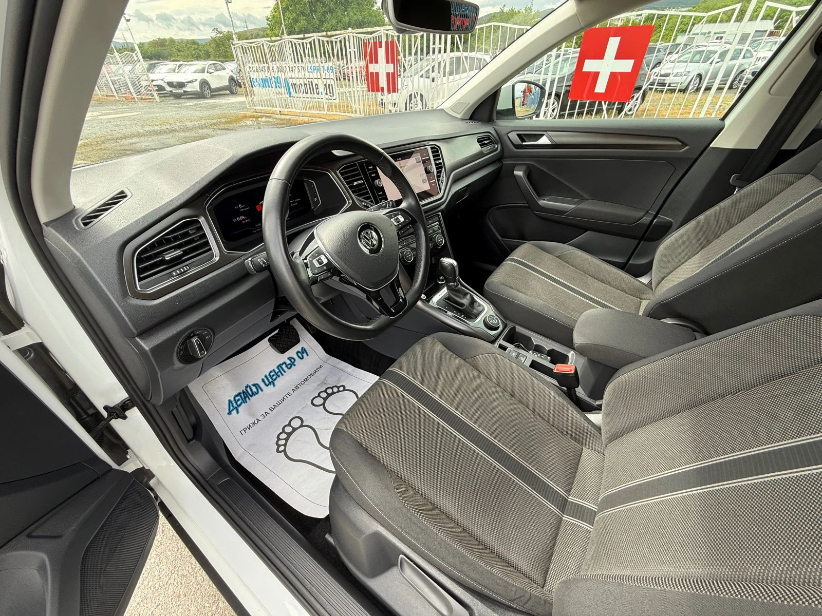 VW T-Roc 4x4 AUT. NAVI DIGITAL ШВЕЙЦАРИЯ, снимка 6 - Автомобили и джипове - 54648008