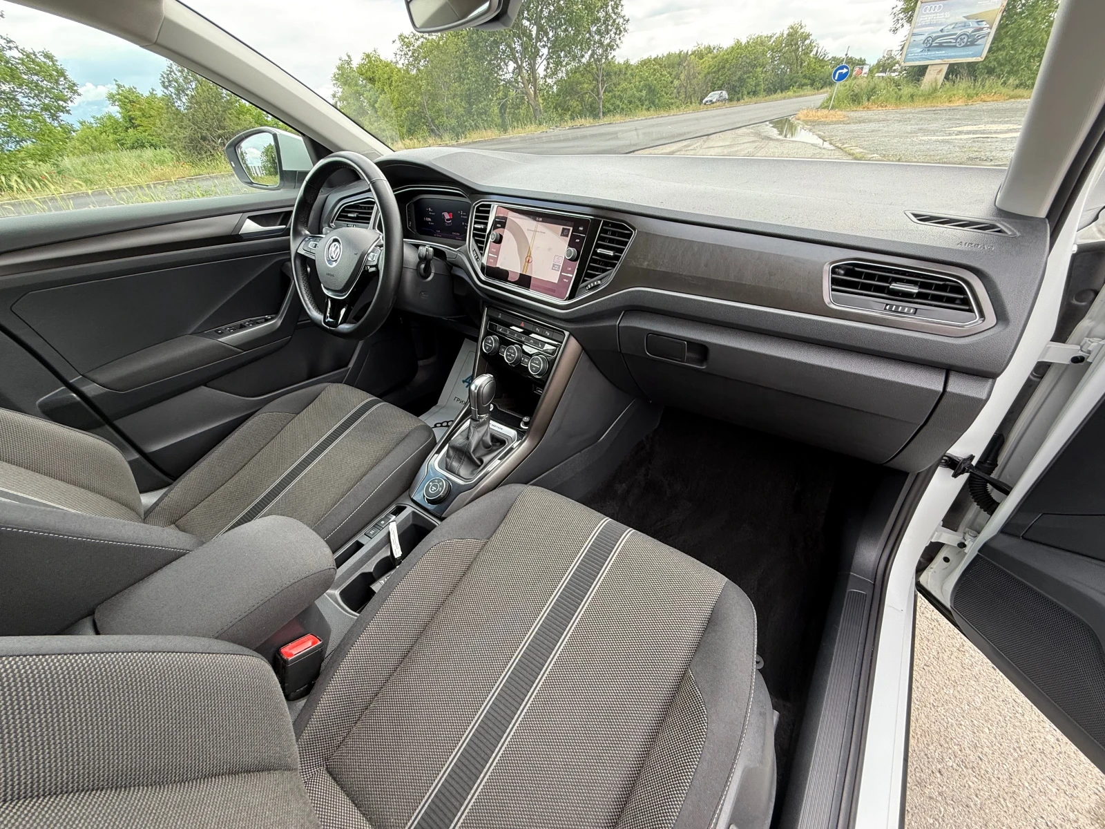 VW T-Roc 4x4 AUT. NAVI DIGITAL ШВЕЙЦАРИЯ, снимка 9 - Автомобили и джипове - 54648008