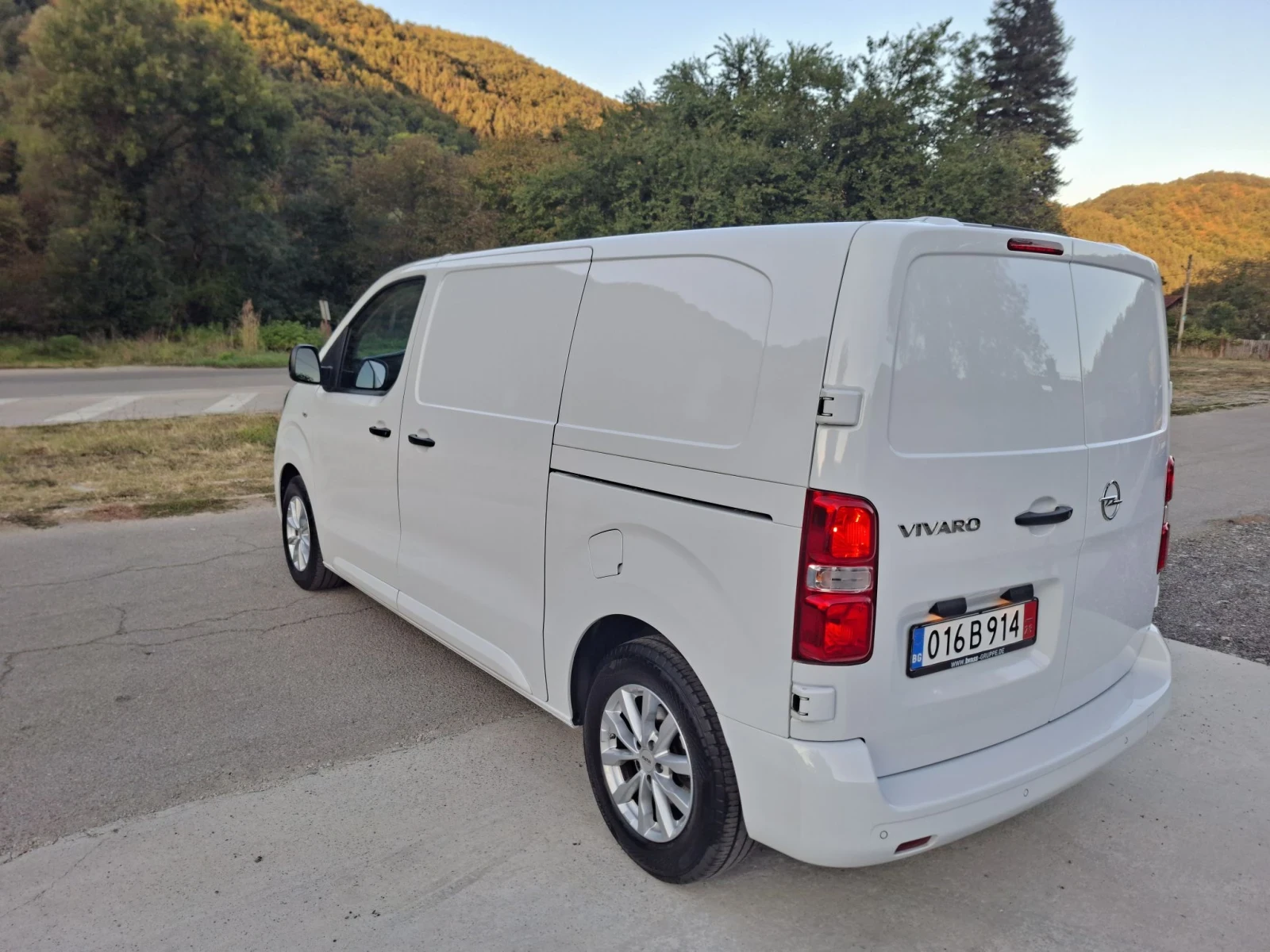 Opel Vivaro 1.5* 120к.с.* Две ст.врати* А/С, снимка 3 - Бусове и автобуси - 56133101