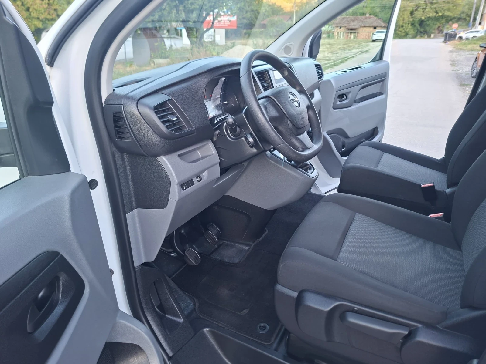 Opel Vivaro 1.5* 120к.с.* Две ст.врати* А/С, снимка 9 - Бусове и автобуси - 56133101