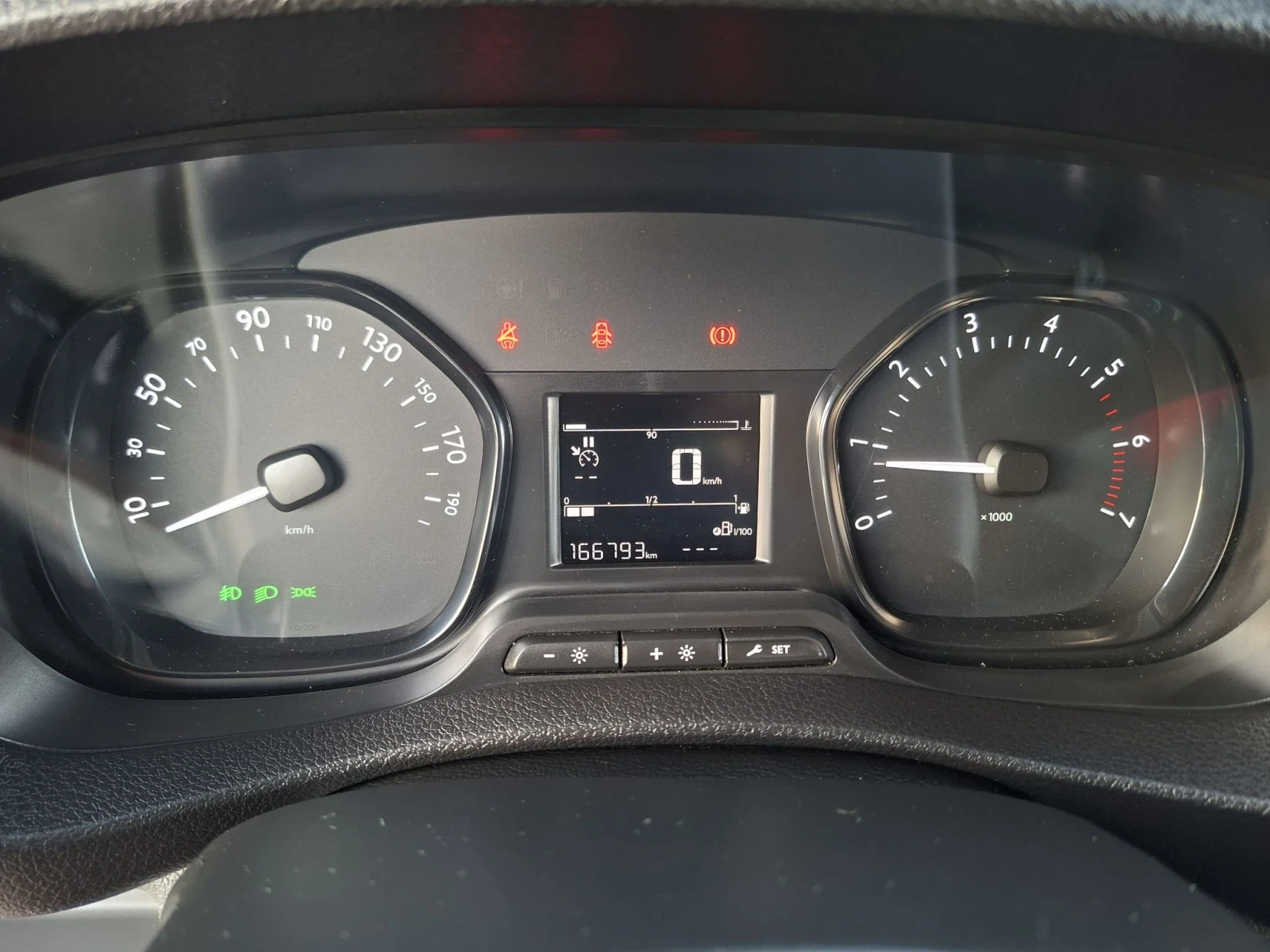 Opel Vivaro 1.5* 120к.с.* Две ст.врати* А/С, снимка 13 - Бусове и автобуси - 56133101