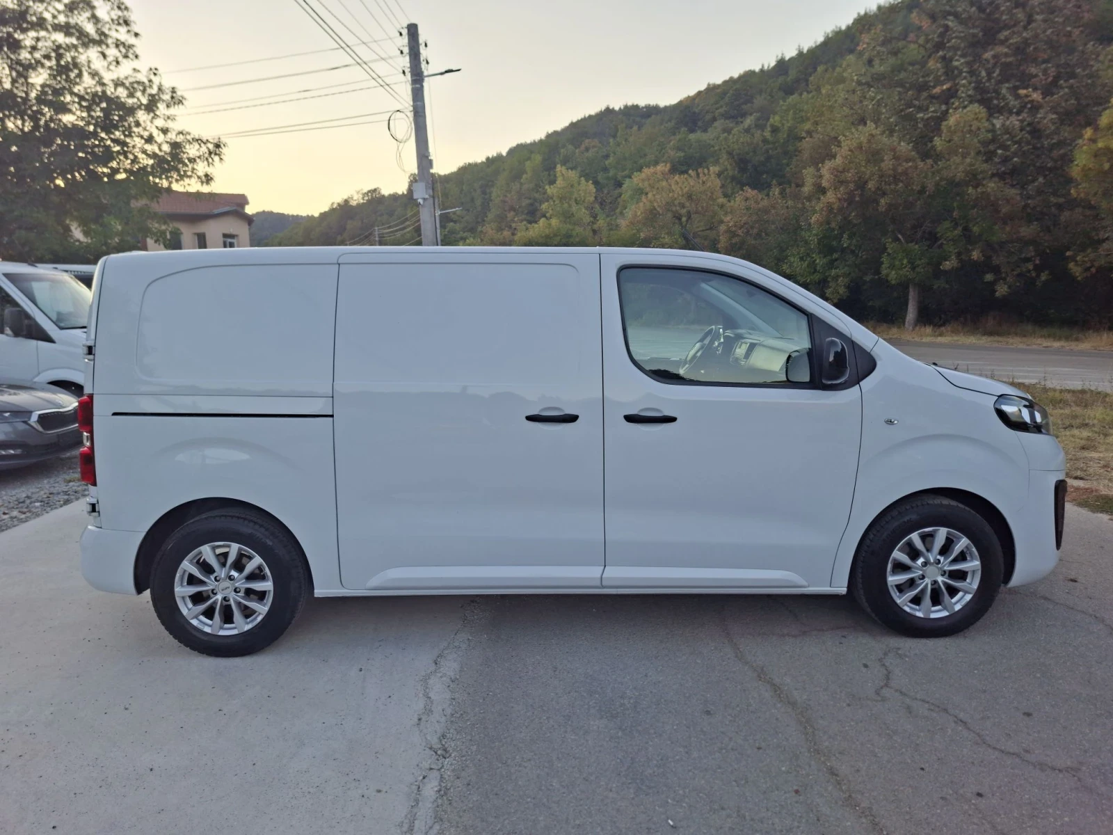Opel Vivaro 1.5* 120к.с.* Две ст.врати* А/С, снимка 6 - Бусове и автобуси - 56133101