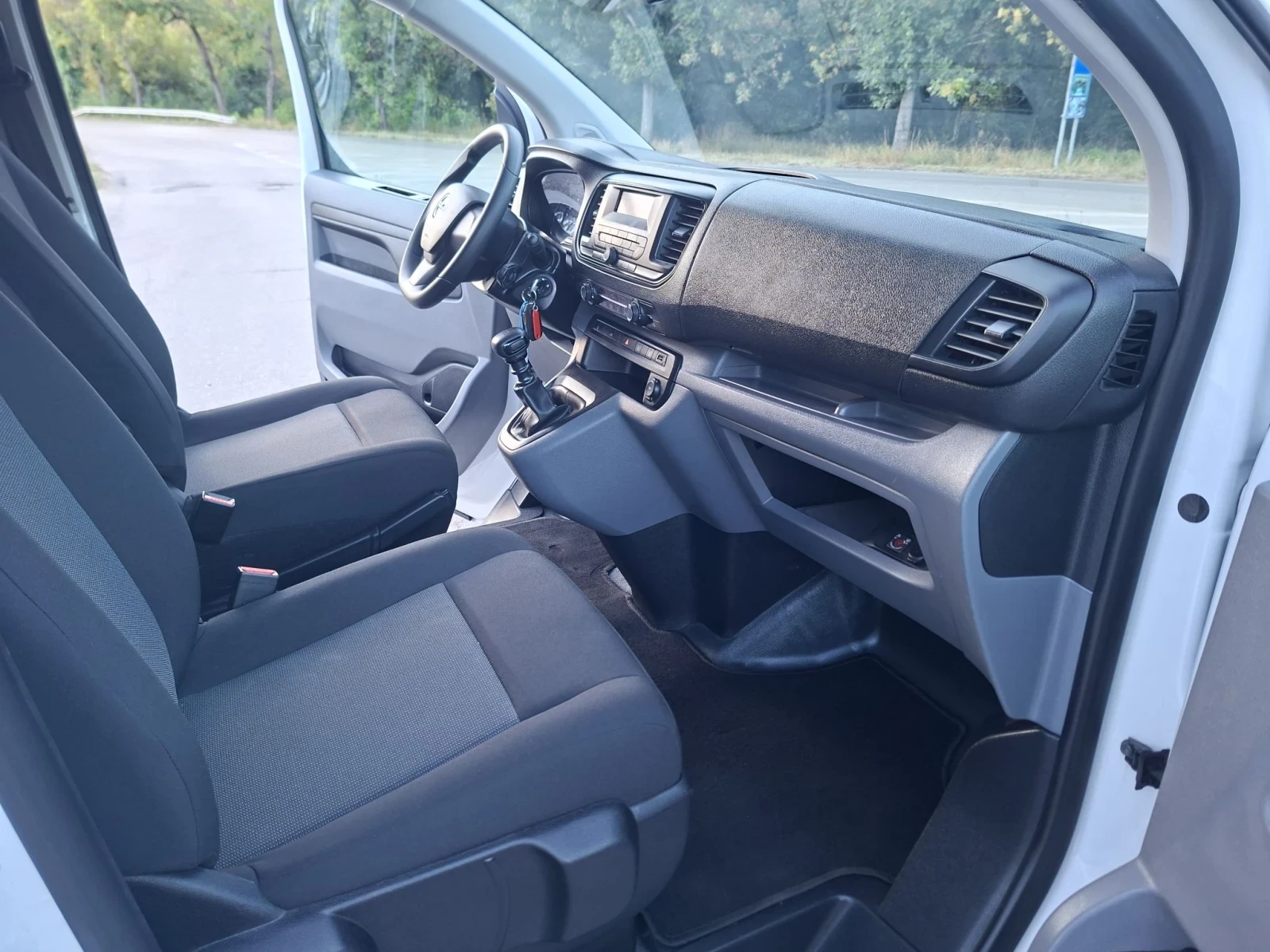 Opel Vivaro 1.5* 120к.с.* Две ст.врати* А/С, снимка 10 - Бусове и автобуси - 56133101
