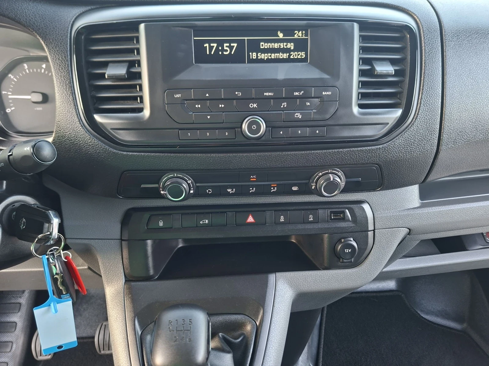 Opel Vivaro 1.5* 120к.с.* Две ст.врати* А/С, снимка 11 - Бусове и автобуси - 56133101