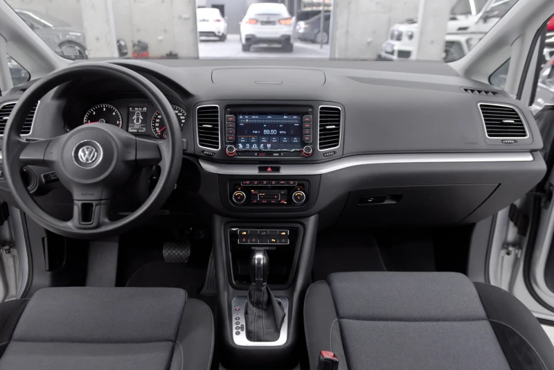 VW Sharan 2.0TDI STYLE PANORAMA, снимка 9 - Автомобили и джипове - 52285953