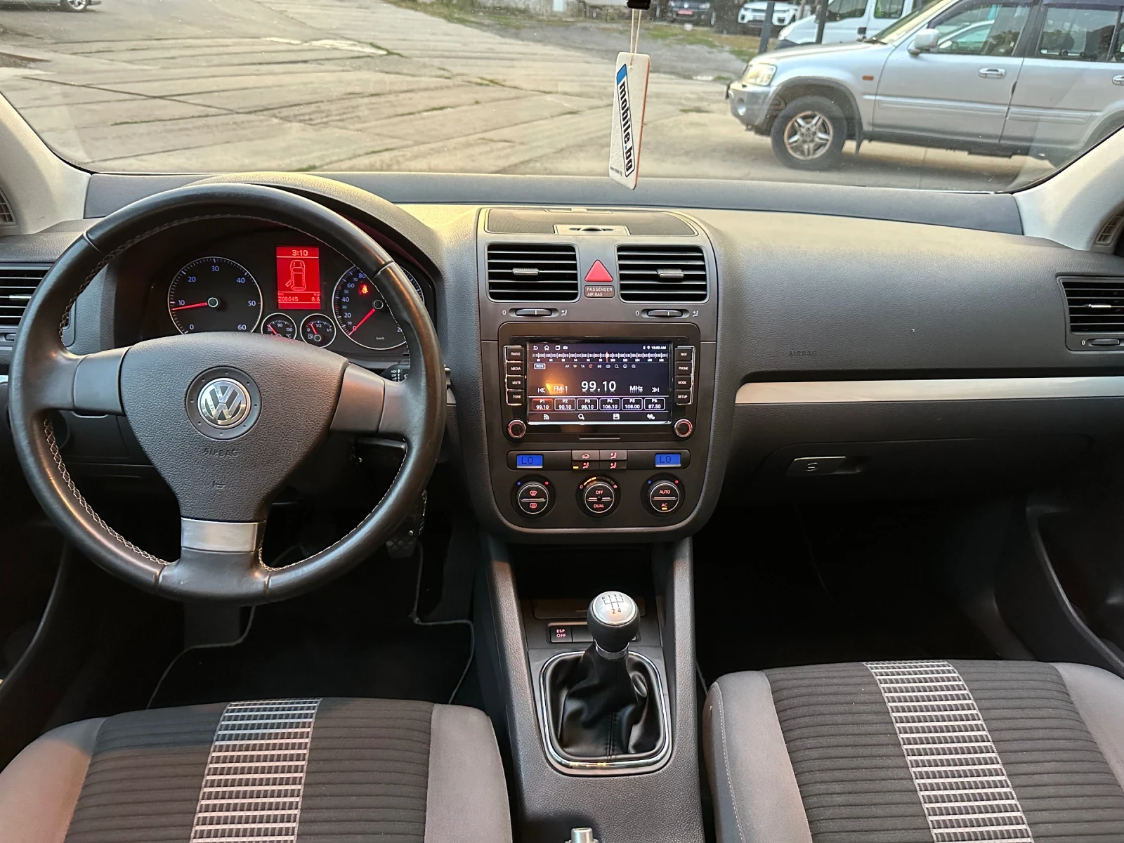 VW Golf 1.9TDI/ NAVI Много Запазен! - изображение 10