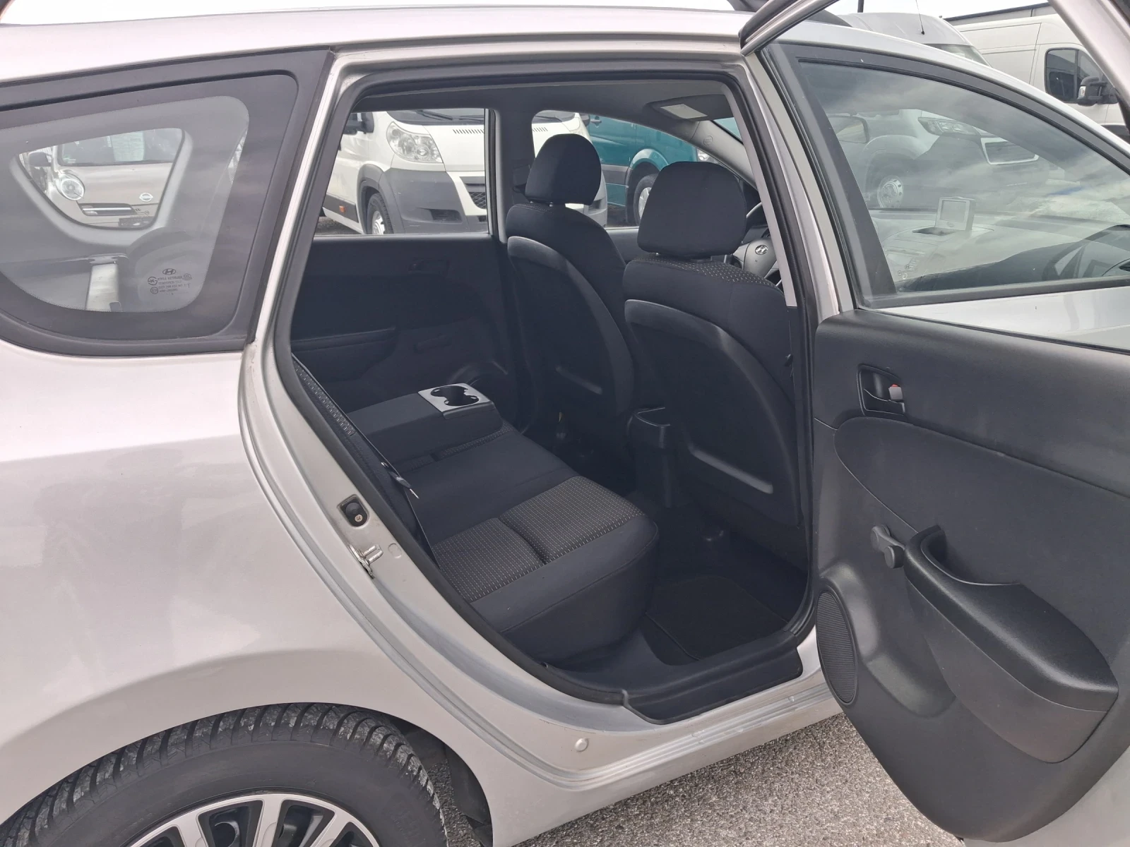 Hyundai I30 1.6-i АГУ, снимка 10 - Автомобили и джипове - 54381382