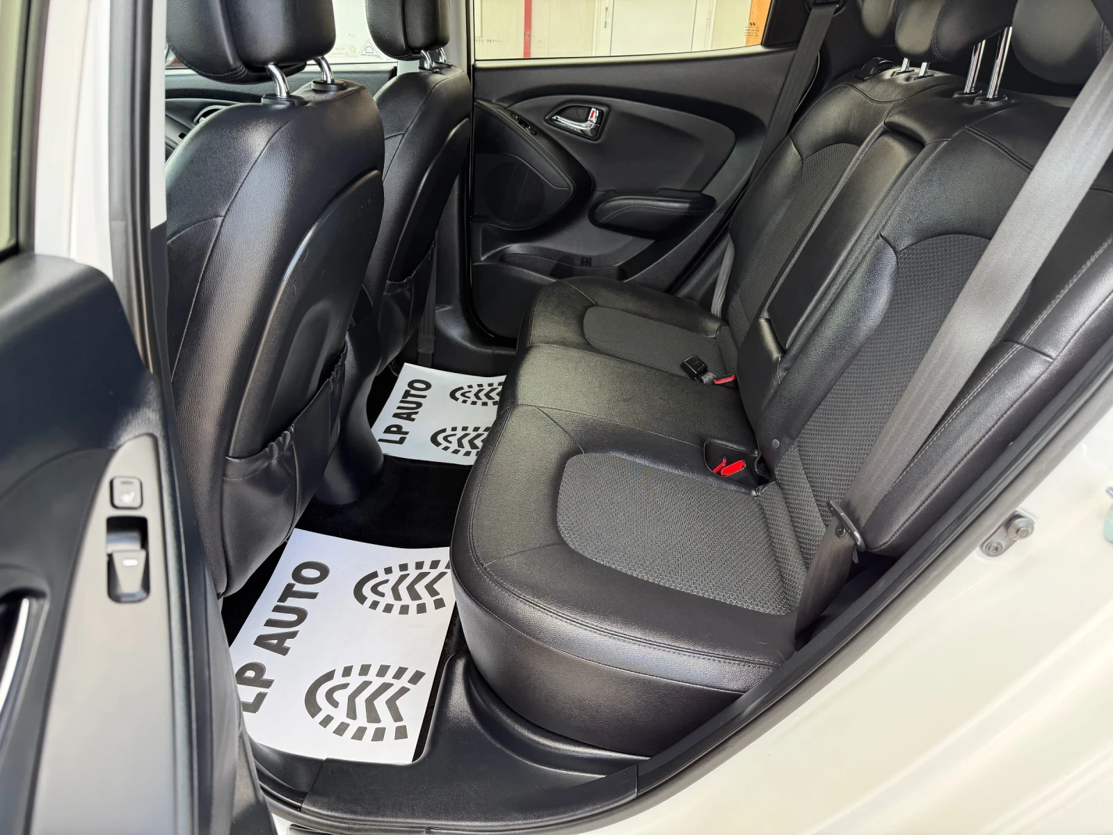 Hyundai IX35 1.7CRDI* НАВИ* КОЖА* ПОДГРЕВ, снимка 12 - Автомобили и джипове - 54752158