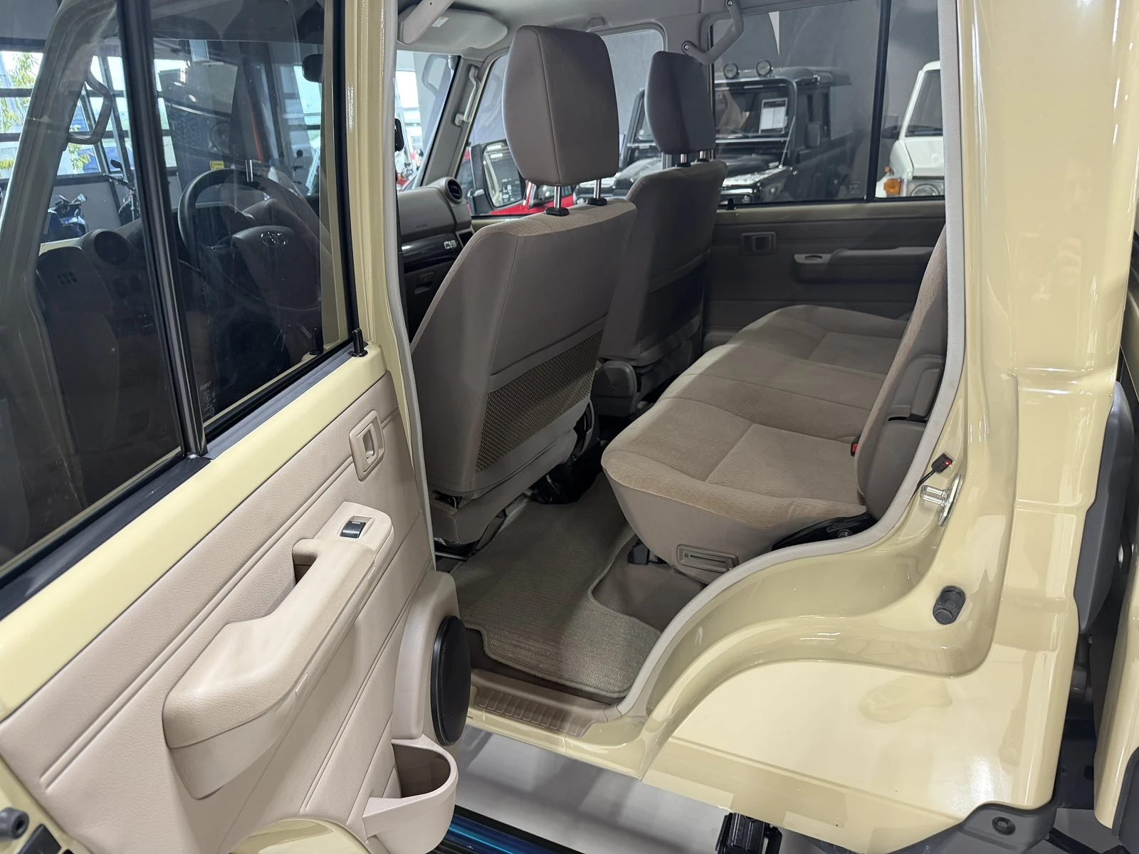 Toyota Land cruiser GRJ79 DC 4.0 AT, снимка 12 - Автомобили и джипове - 55024491