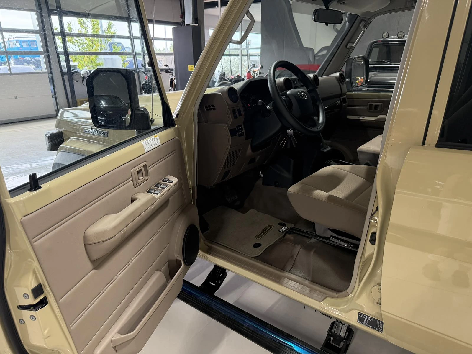 Toyota Land cruiser GRJ79 DC 4.0 AT, снимка 11 - Автомобили и джипове - 55024491