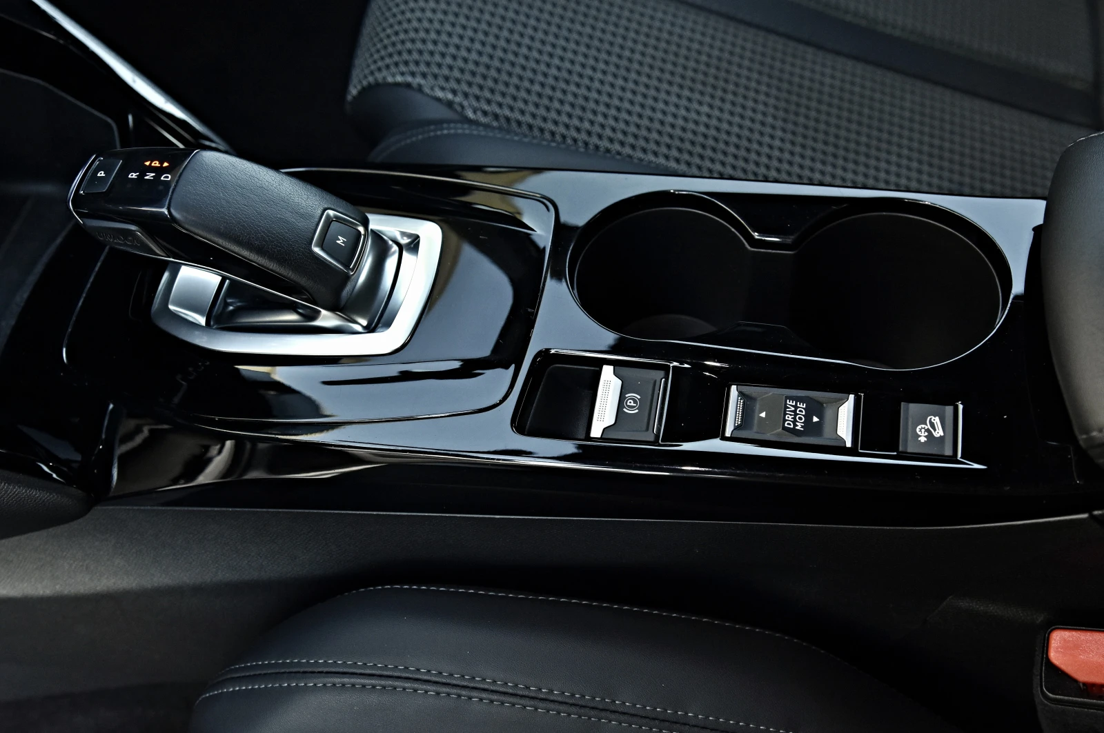 Peugeot 2008 1.5HDI/GT LINE/3D COCPIT/DISTR/180CAMERA/KEYLESS/, снимка 12 - Автомобили и джипове - 53803905