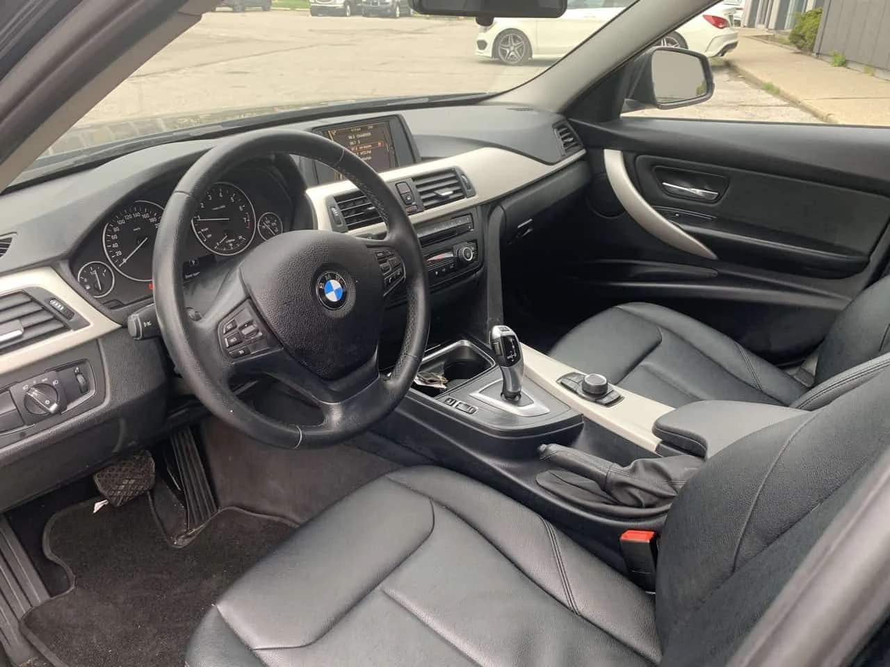 BMW 320 * 4dr Sdn 320i AWD CleanCarfax HeatedSeat LeatherS, снимка 7 - Автомобили и джипове - 54904610