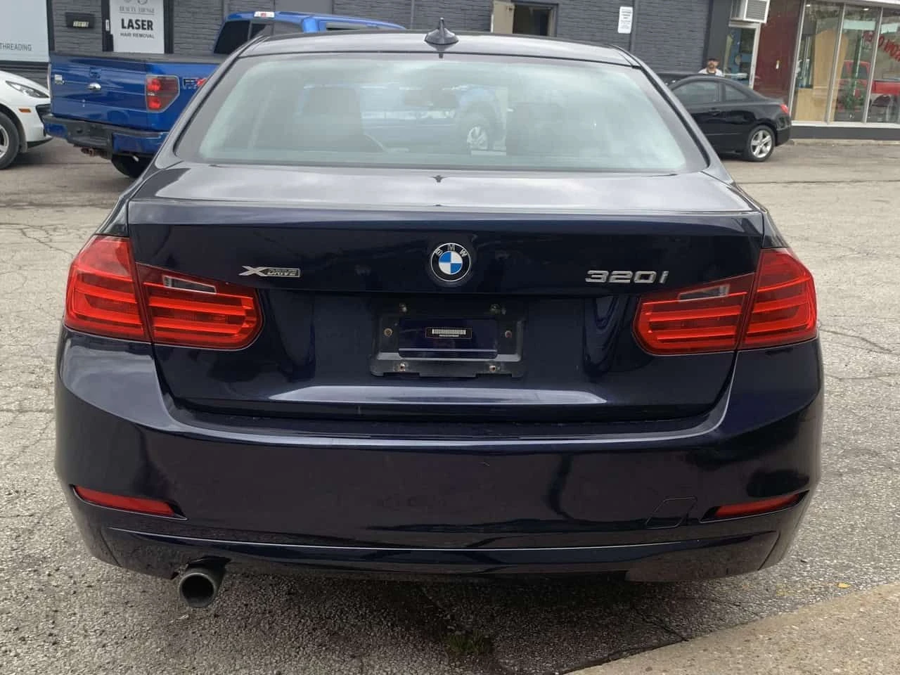 BMW 320 * 4dr Sdn 320i AWD CleanCarfax HeatedSeat LeatherS, снимка 6 - Автомобили и джипове - 54904610