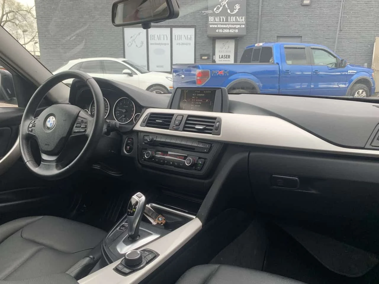 BMW 320 * 4dr Sdn 320i AWD CleanCarfax HeatedSeat LeatherS, снимка 12 - Автомобили и джипове - 54904610