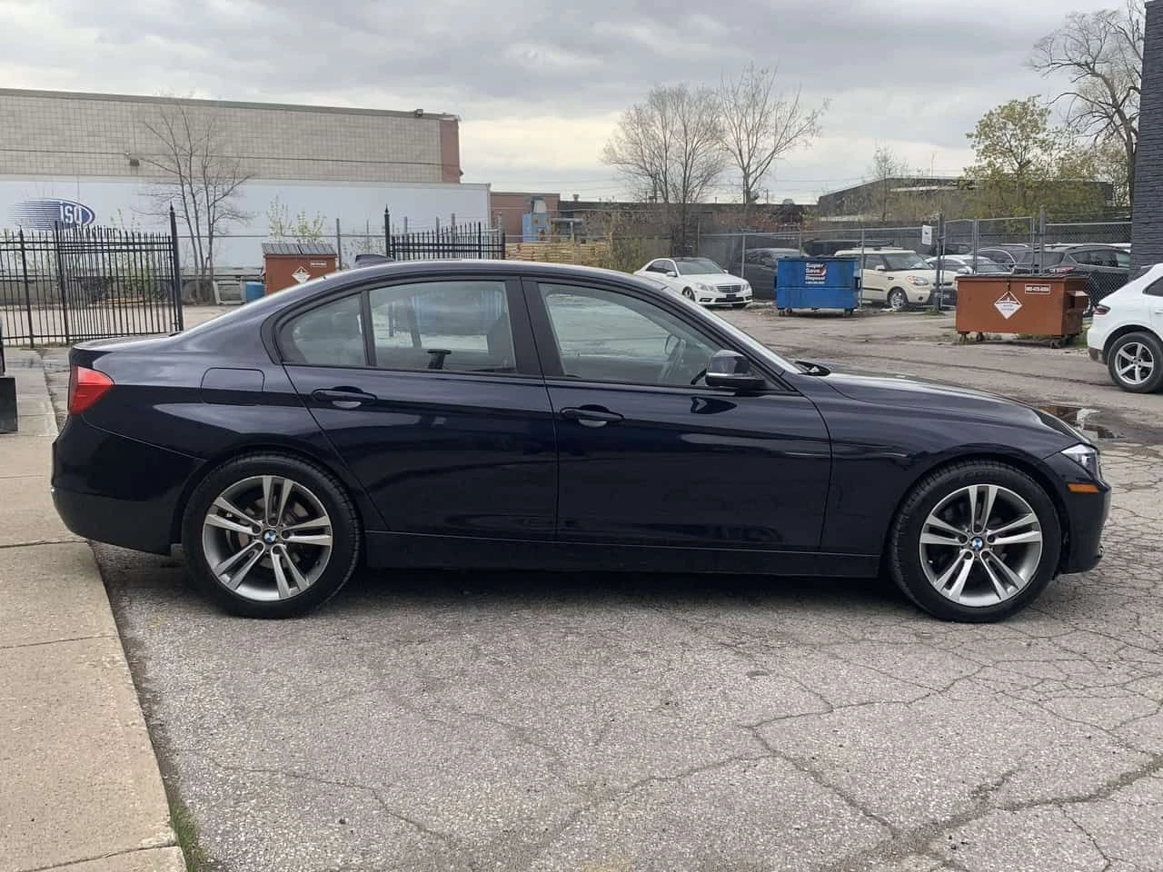 BMW 320 * 4dr Sdn 320i AWD CleanCarfax HeatedSeat LeatherS, снимка 4 - Автомобили и джипове - 54904610