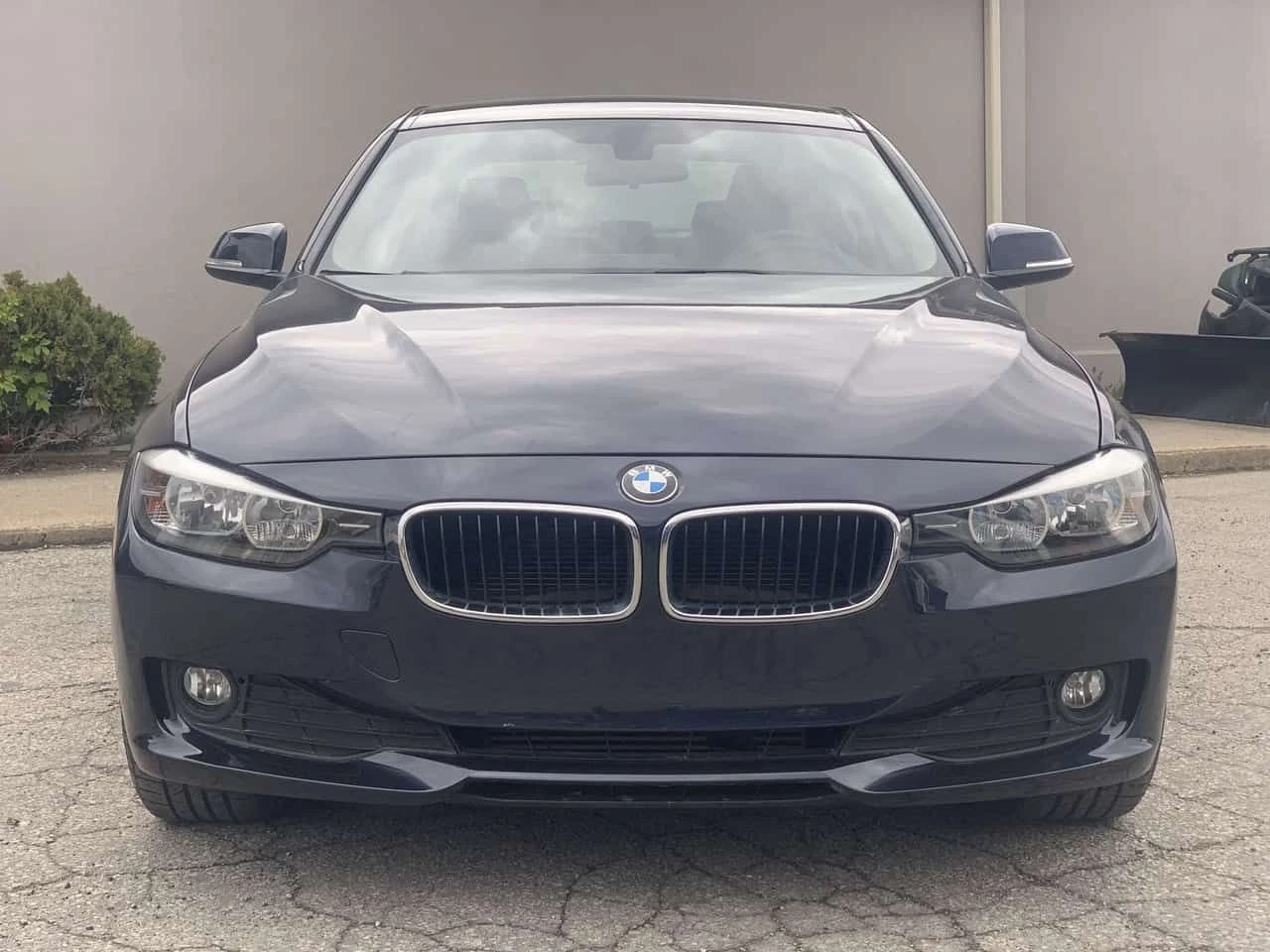 BMW 320 * 4dr Sdn 320i AWD CleanCarfax HeatedSeat LeatherS, снимка 2 - Автомобили и джипове - 54904610