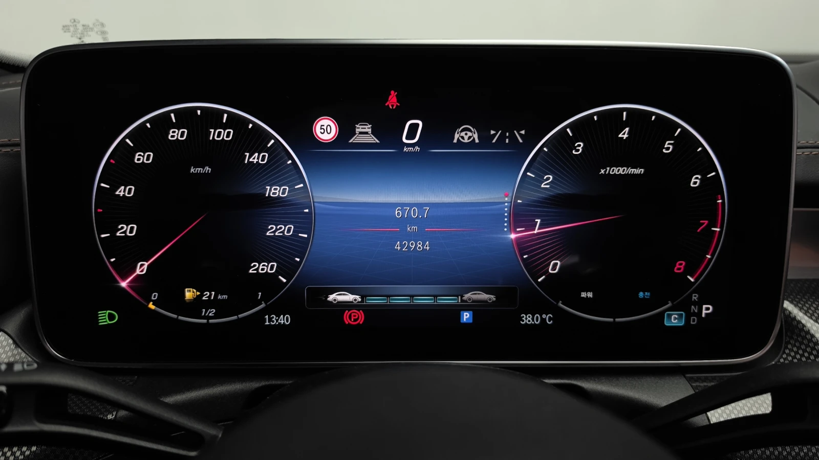Mercedes-Benz C 300 63 AMG OPTIC* 2 КЛЮЧА* PANO* HUD* KEYLESS* КРАЙНА , снимка 8 - Автомобили и джипове - 55101384