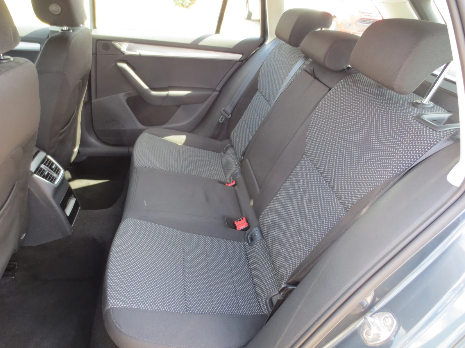 Skoda Octavia 1.4 i G-TEC * METAH* , снимка 13 - Автомобили и джипове - 55543501