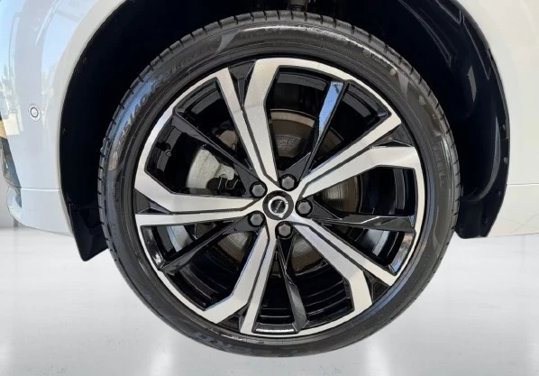 Volvo XC60 T6 Recharge AWD = Plus Dark = Гаранция - изображение 4