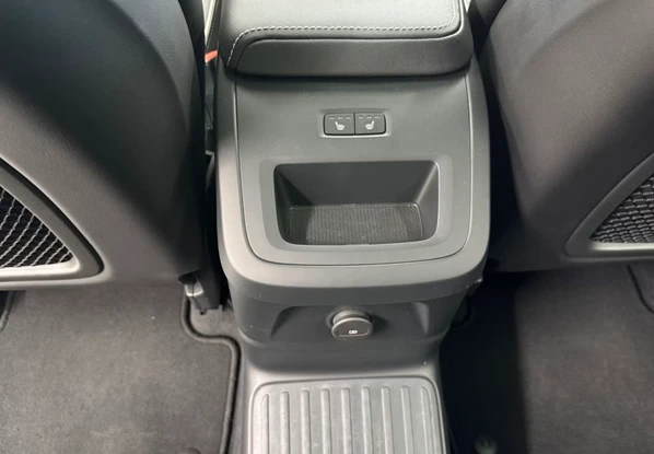 Volvo XC60 T6 Recharge AWD = Plus Dark = Гаранция - изображение 9