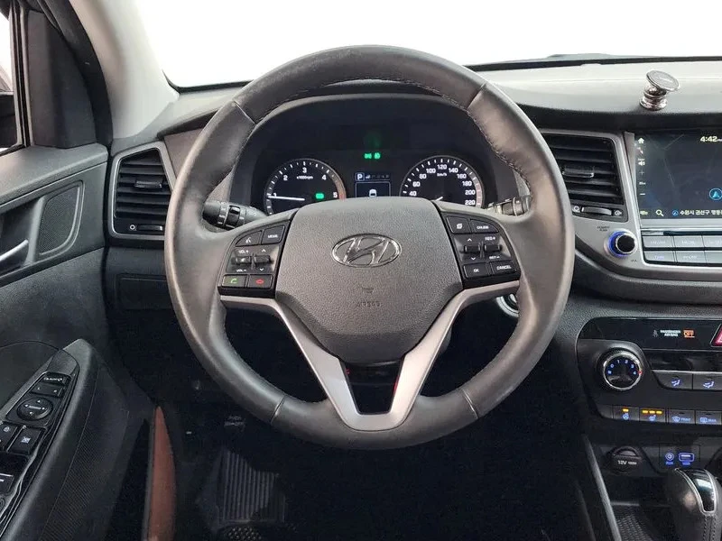 Hyundai Tucson 2.0 2Wd Style Special, снимка 9 - Автомобили и джипове - 55430425