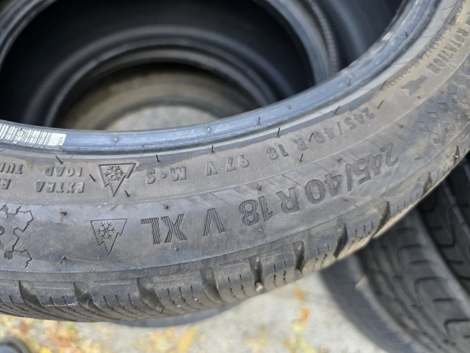 Гуми Зимни 245/40R18, снимка 5 - Гуми и джанти - 56725028