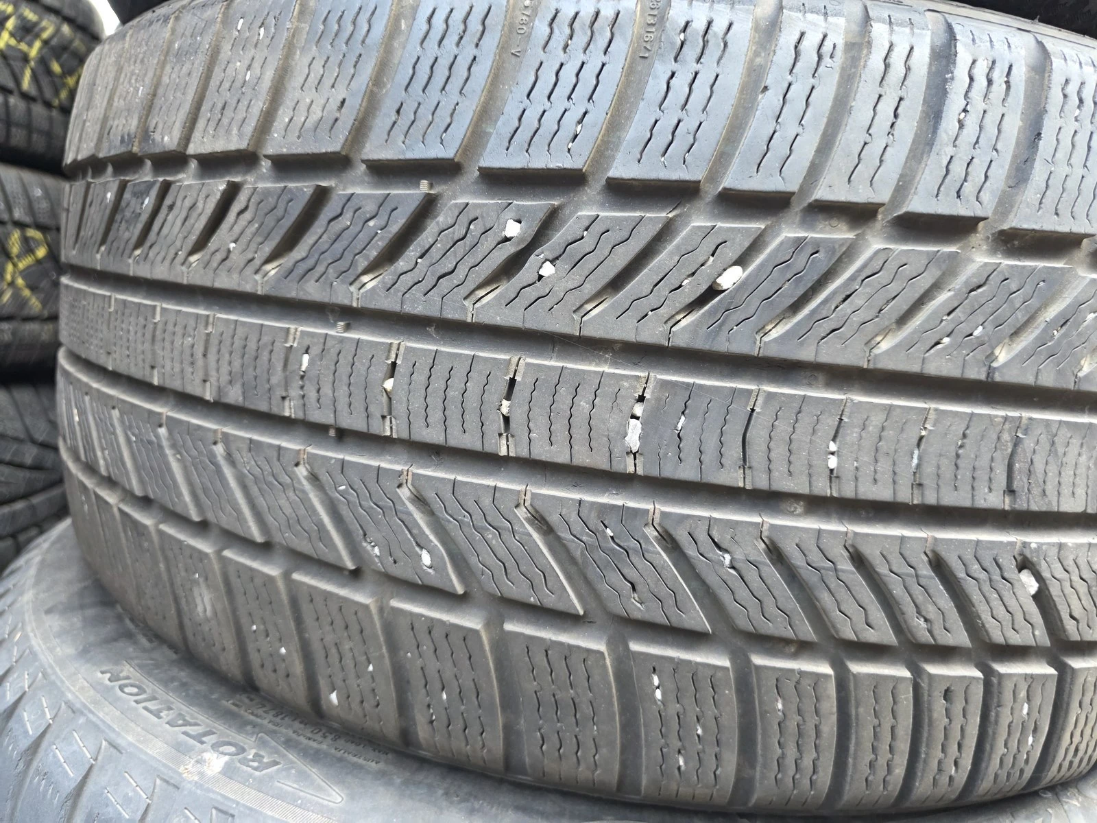 Гуми Зимни 245/40R18, снимка 2 - Гуми и джанти - 56725028