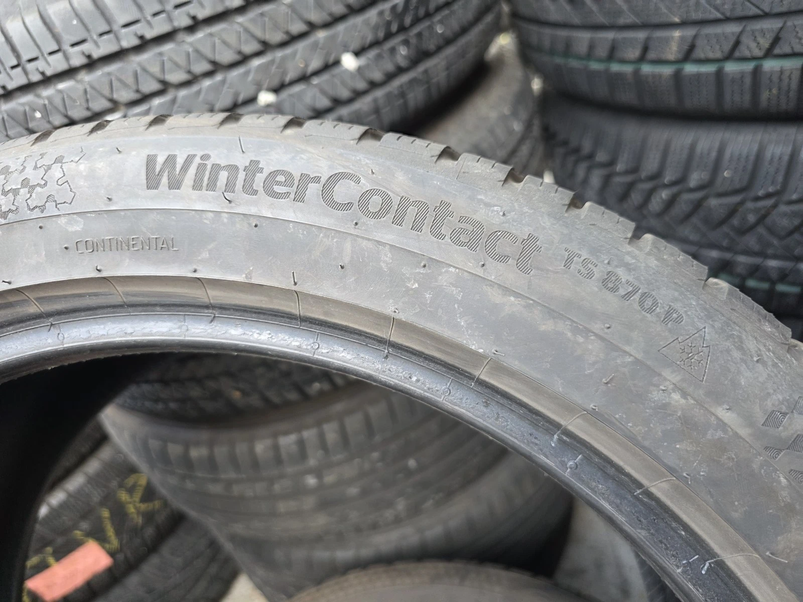 Гуми Зимни 245/40R18, снимка 8 - Гуми и джанти - 56725028