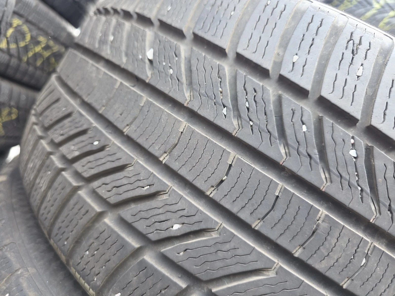 Гуми Зимни 245/40R18, снимка 3 - Гуми и джанти - 56725028