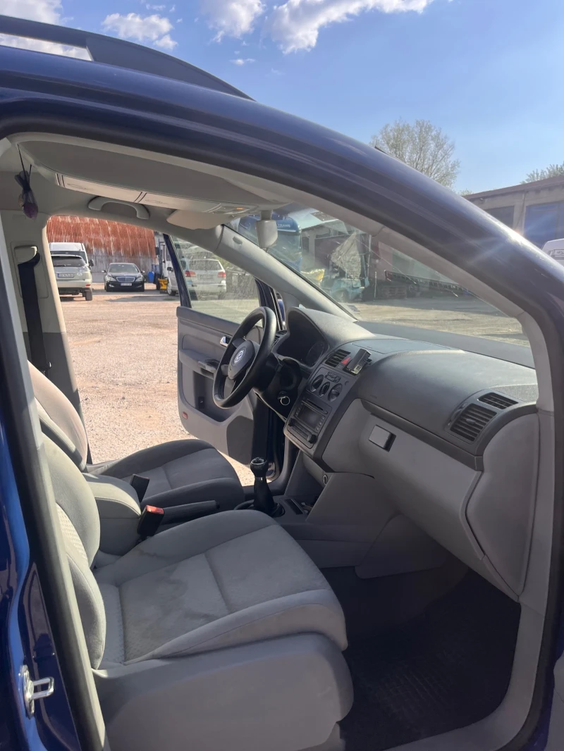 VW Touran 1.6FSI, снимка 8 - Автомобили и джипове - 47044412