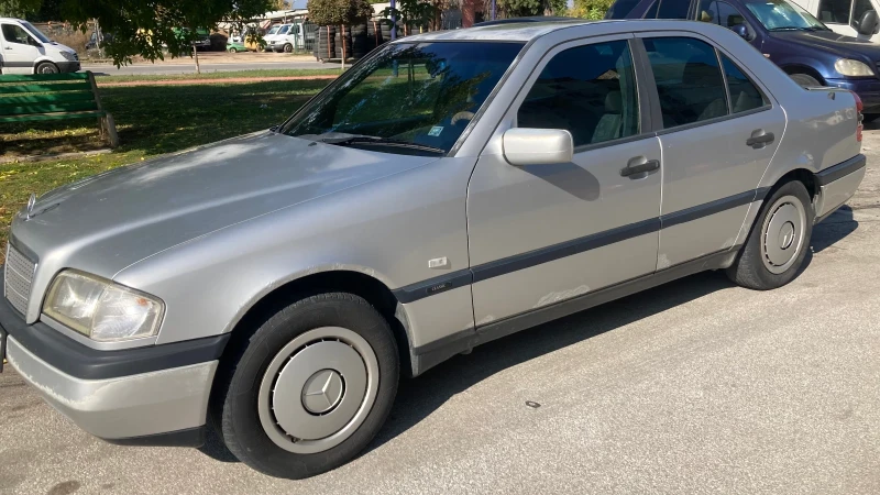 Mercedes-Benz C 180, снимка 3 - Автомобили и джипове - 52908344
