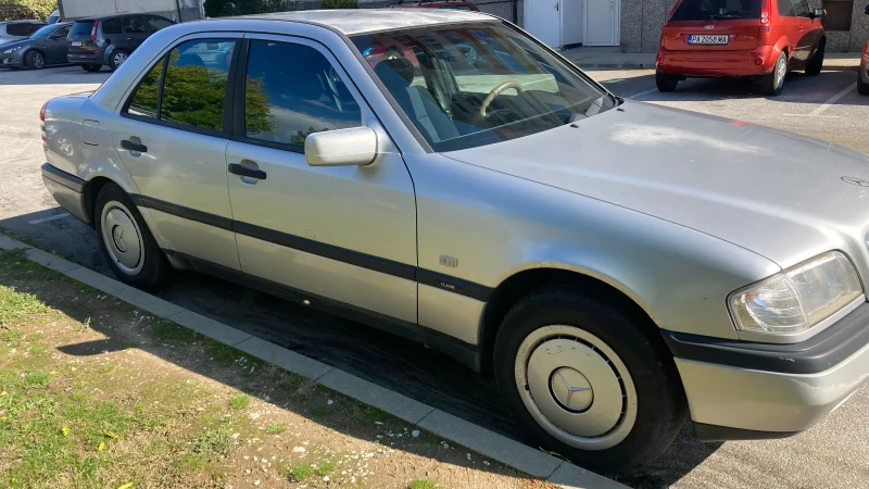 Mercedes-Benz C 180, снимка 2 - Автомобили и джипове - 52908344
