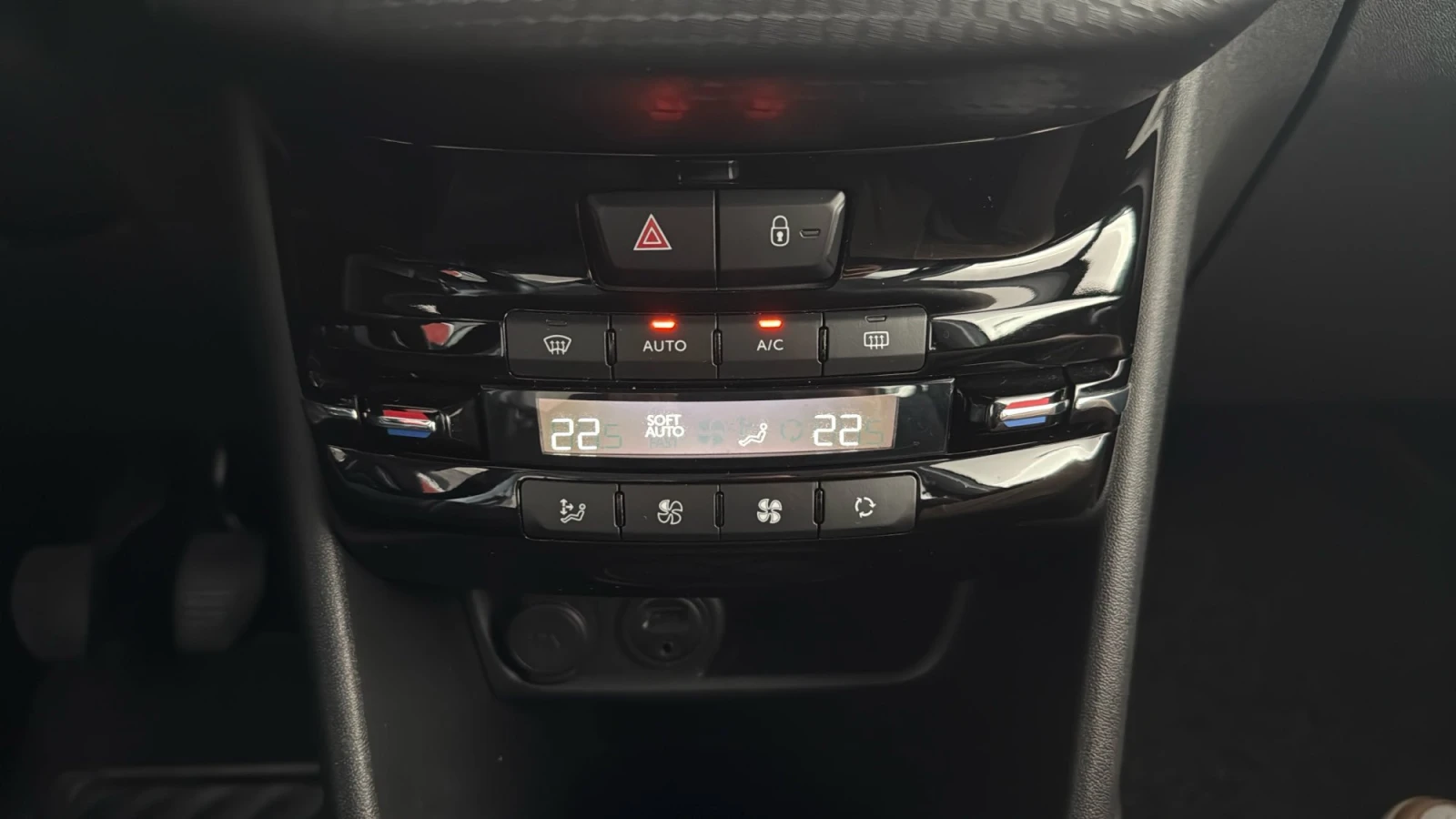 Peugeot 208 1.2 Allure, снимка 12 - Автомобили и джипове - 54255855