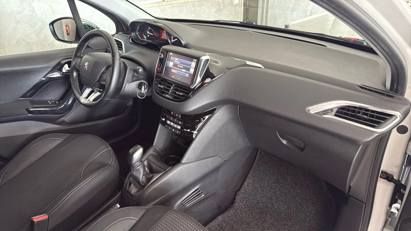 Peugeot 208 1.2 Allure, снимка 14 - Автомобили и джипове - 54255855