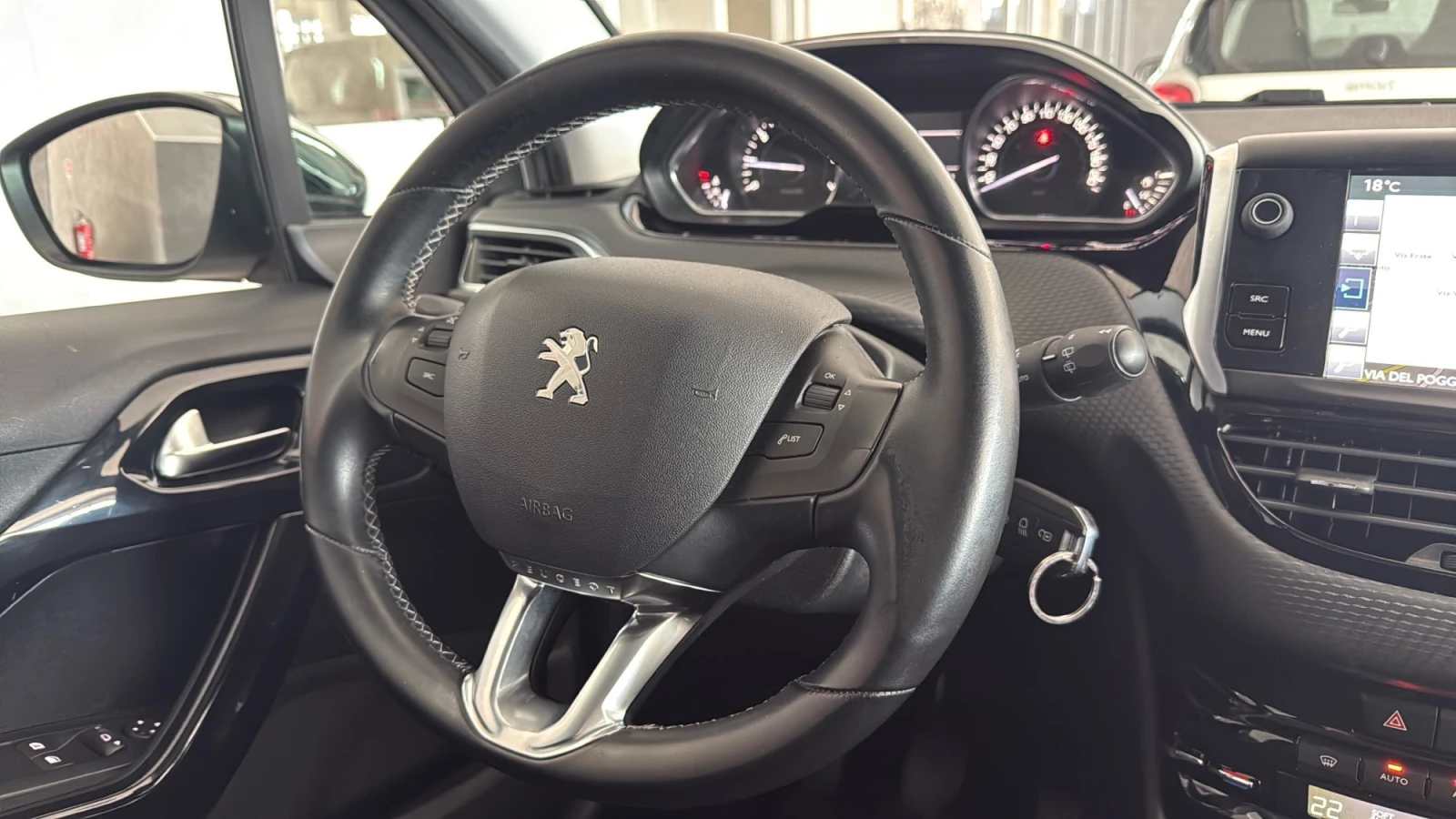 Peugeot 208 1.2 Allure, снимка 8 - Автомобили и джипове - 54255855