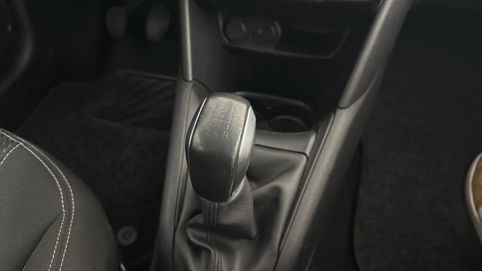 Peugeot 208 1.2 Allure, снимка 13 - Автомобили и джипове - 54255855