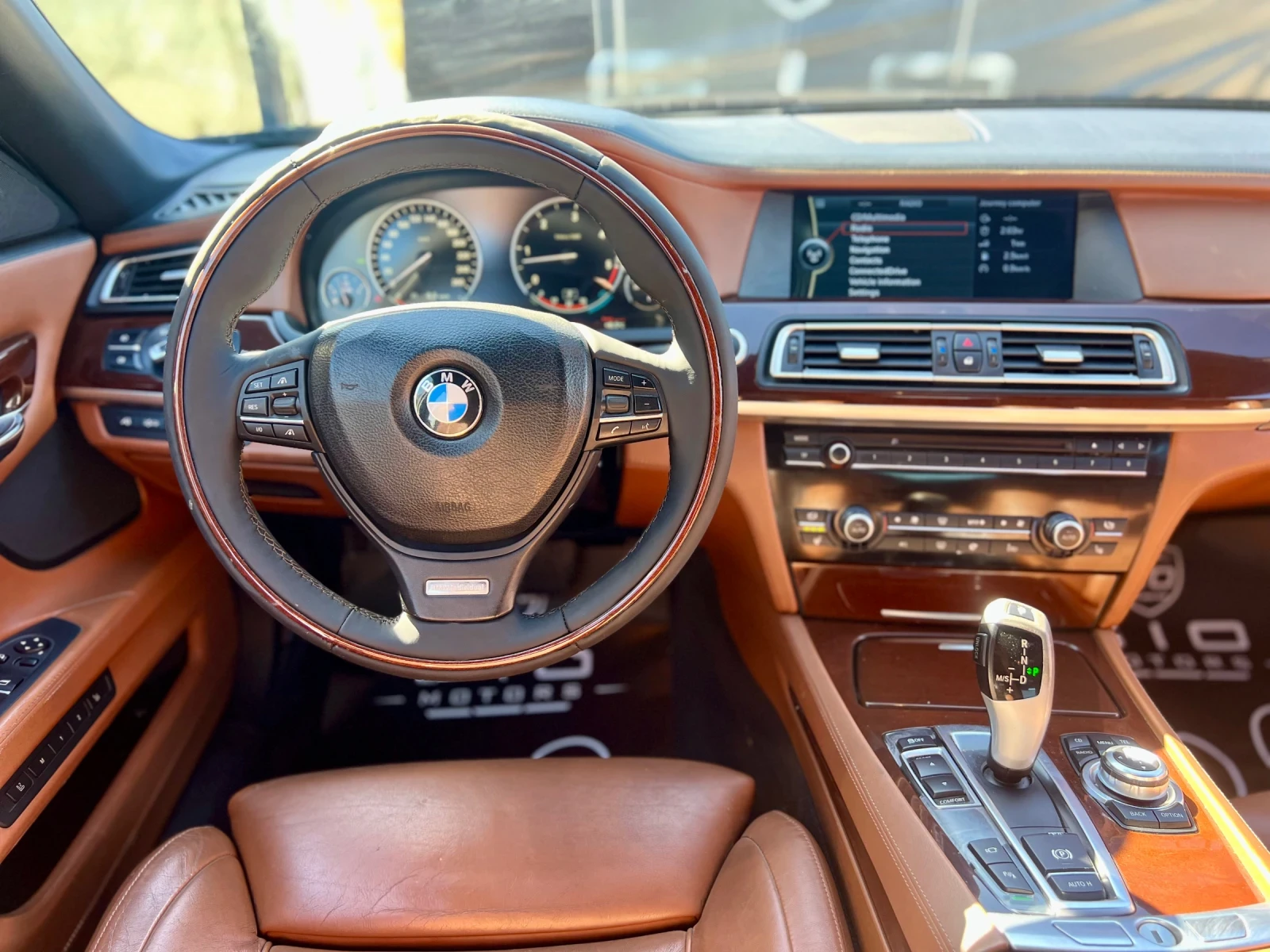 BMW 740 INDIVIDUAL* FULL* Телевизор* HeadUP* Distronic* По, снимка 9 - Автомобили и джипове - 56340021