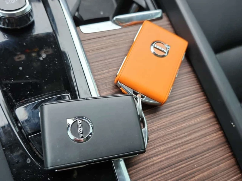 Volvo XC60 * PLUS DARK THEME * CARFAX * PANORAMA * ПОДГРЕВ * , снимка 10 - Автомобили и джипове - 53563772