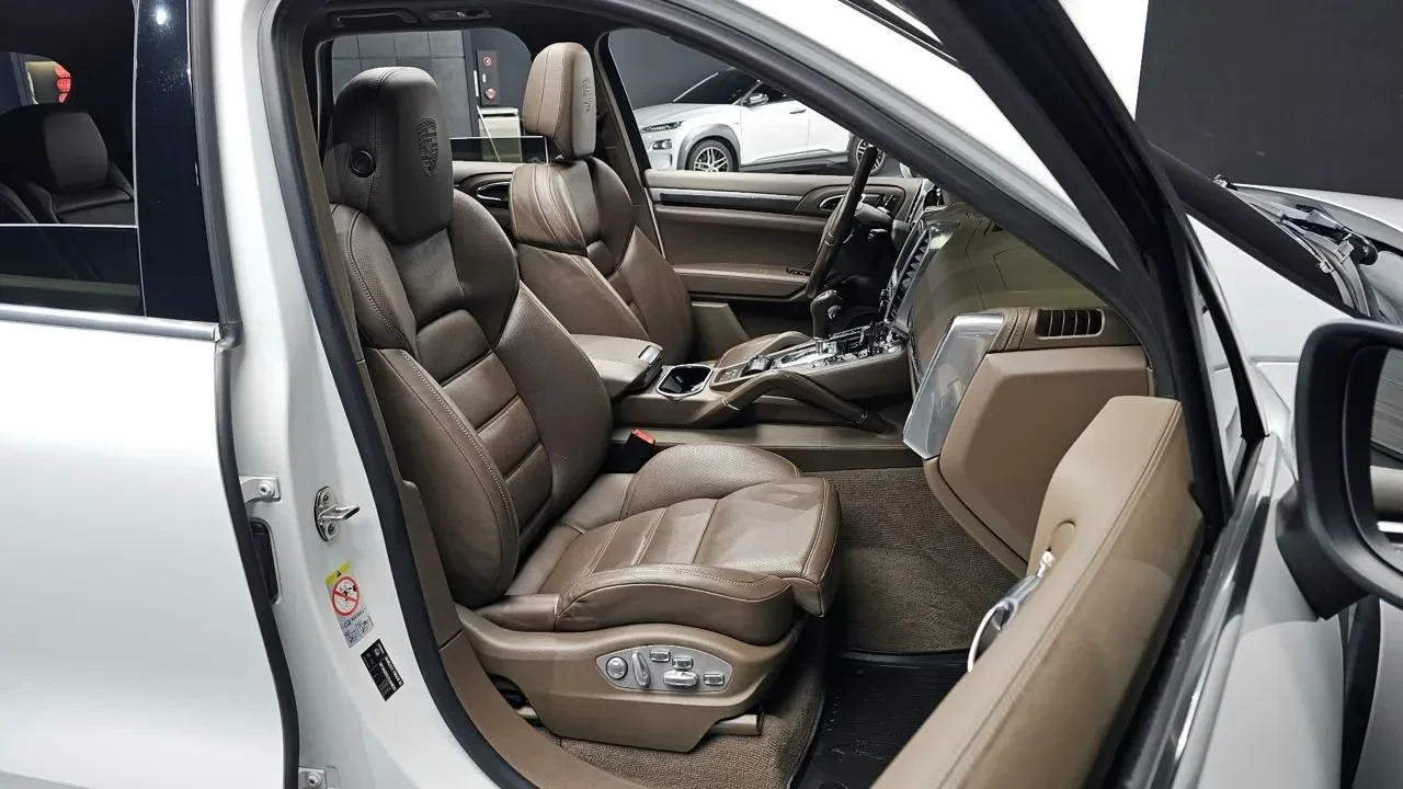 Porsche Cayenne 4.2S Diesel* Обдухване* Bose* Въздух* Пано, снимка 16 - Автомобили и джипове - 55145522