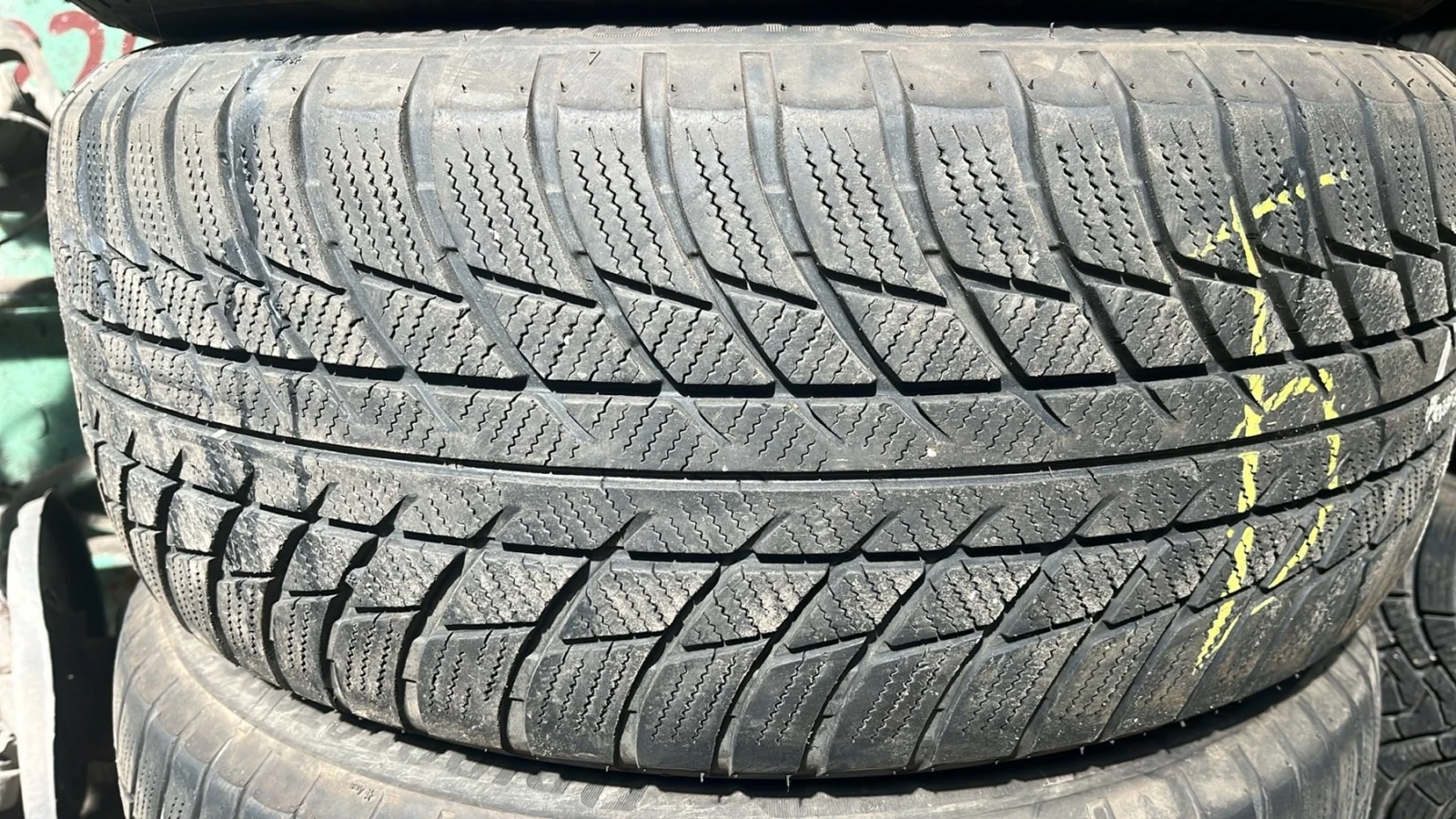 Гуми Зимни 225/55R17, снимка 2 - Гуми и джанти - 54372049