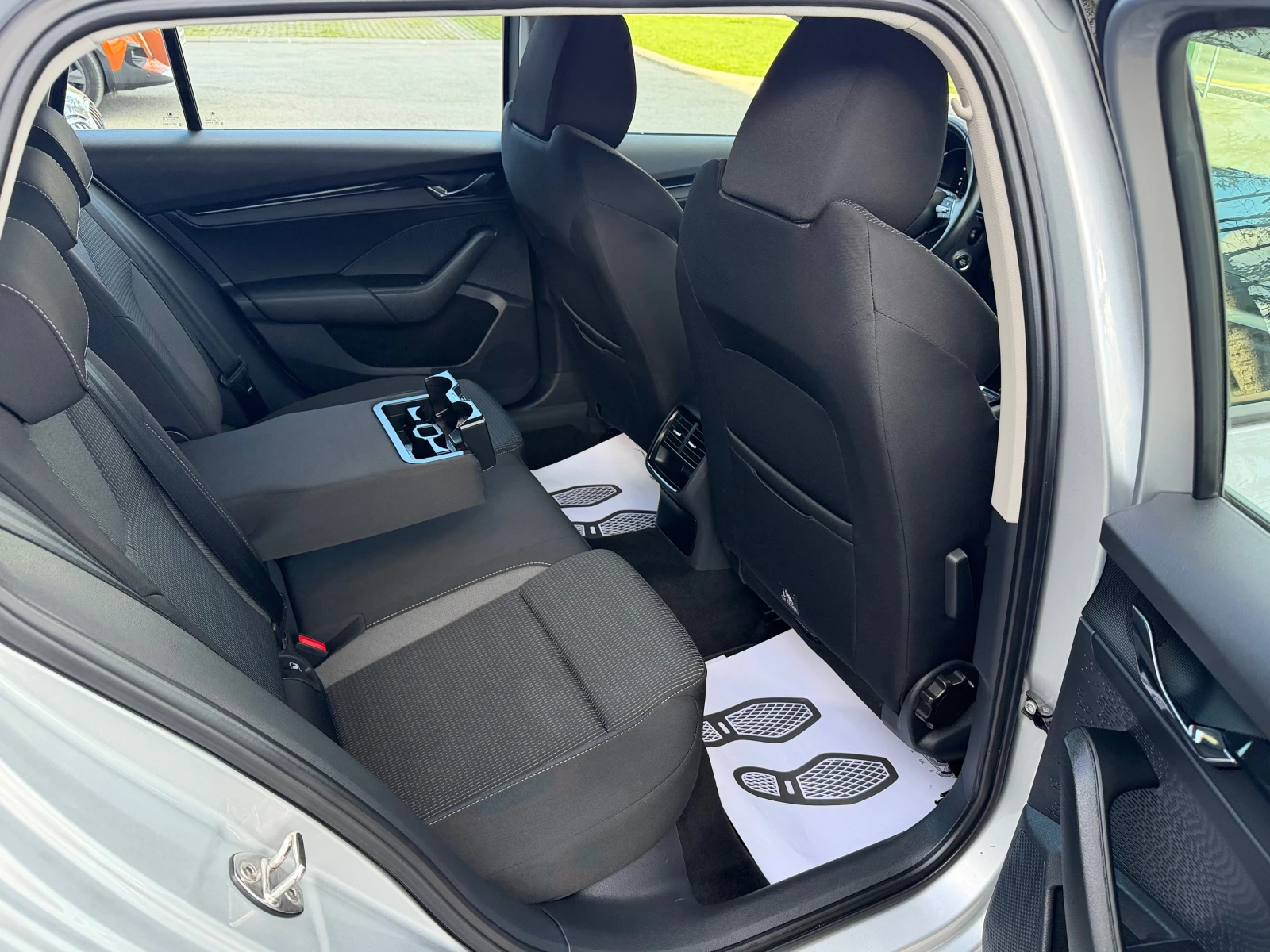 Skoda Octavia 2.0 TDI AVT LED, снимка 10 - Автомобили и джипове - 54140133