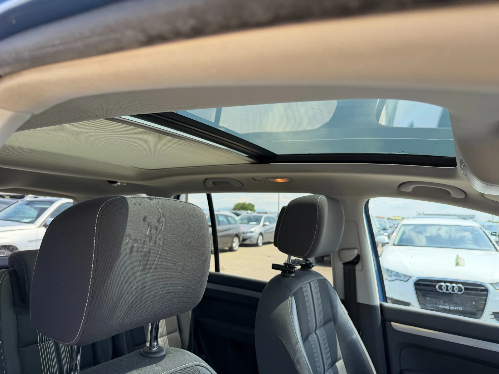 VW Touran 2.0TDI AVTOMAT/PANORAMA/NAVI EURO 5, снимка 12 - Автомобили и джипове - 54355420