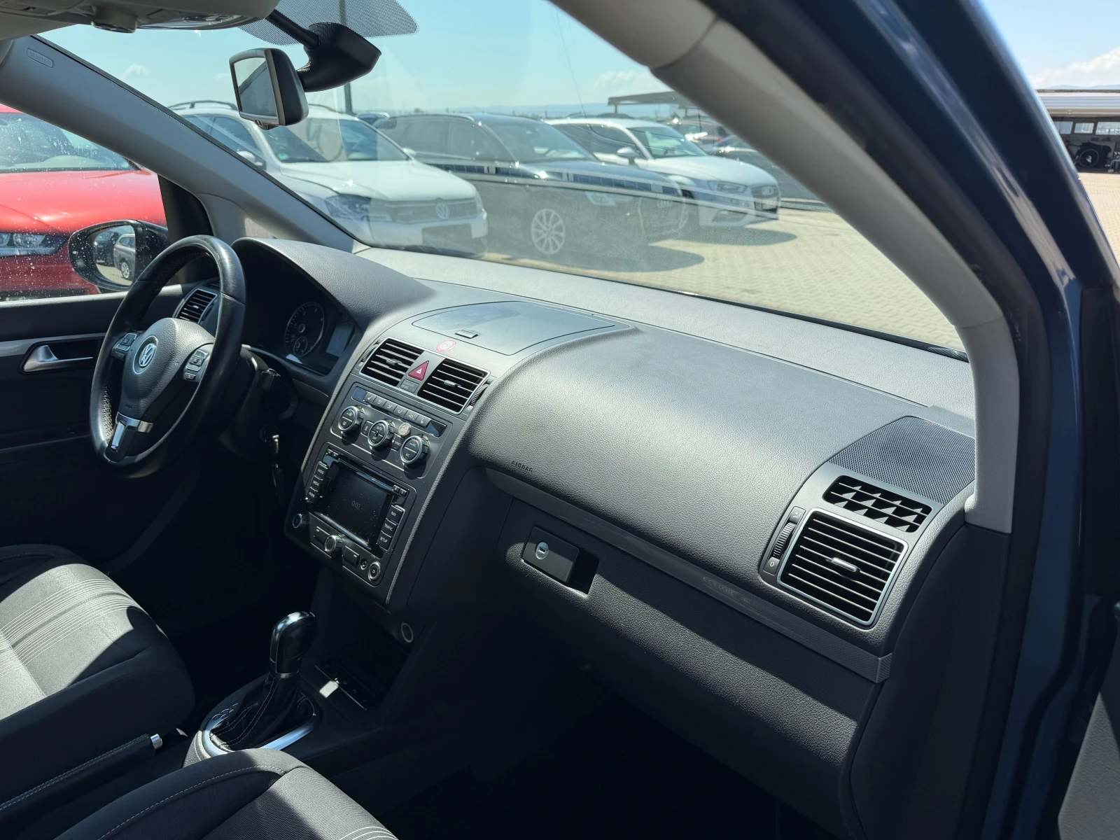 VW Touran 2.0TDI AVTOMAT/PANORAMA/NAVI EURO 5, снимка 11 - Автомобили и джипове - 54355420