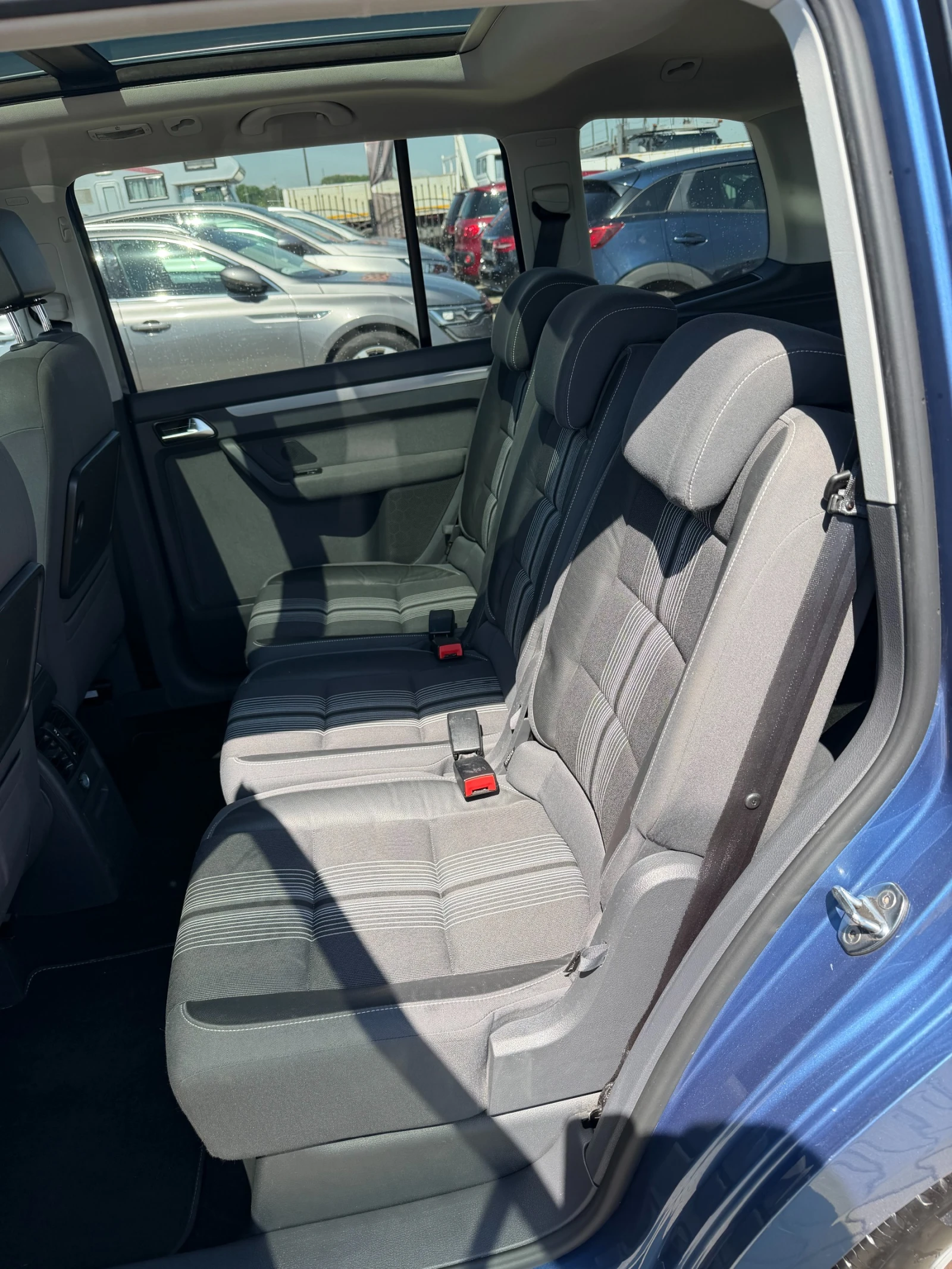 VW Touran 2.0TDI AVTOMAT/PANORAMA/NAVI EURO 5, снимка 10 - Автомобили и джипове - 54355420