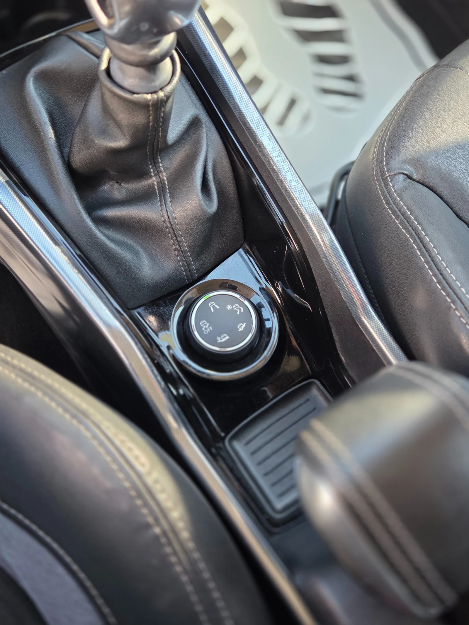 Peugeot 2008 1.6e-HDI ALLURE, снимка 13 - Автомобили и джипове - 56645092