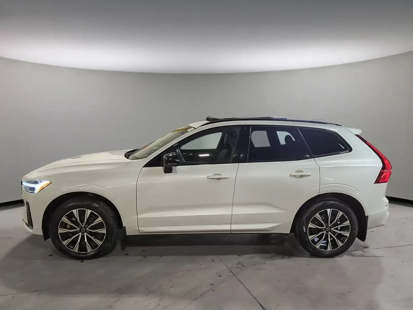 Volvo XC60 B5* ПОДГРЕВ* 360КАМЕРА* ПАНОРАМА* LANE* ASSIST* , снимка 3 - Автомобили и джипове - 55598119