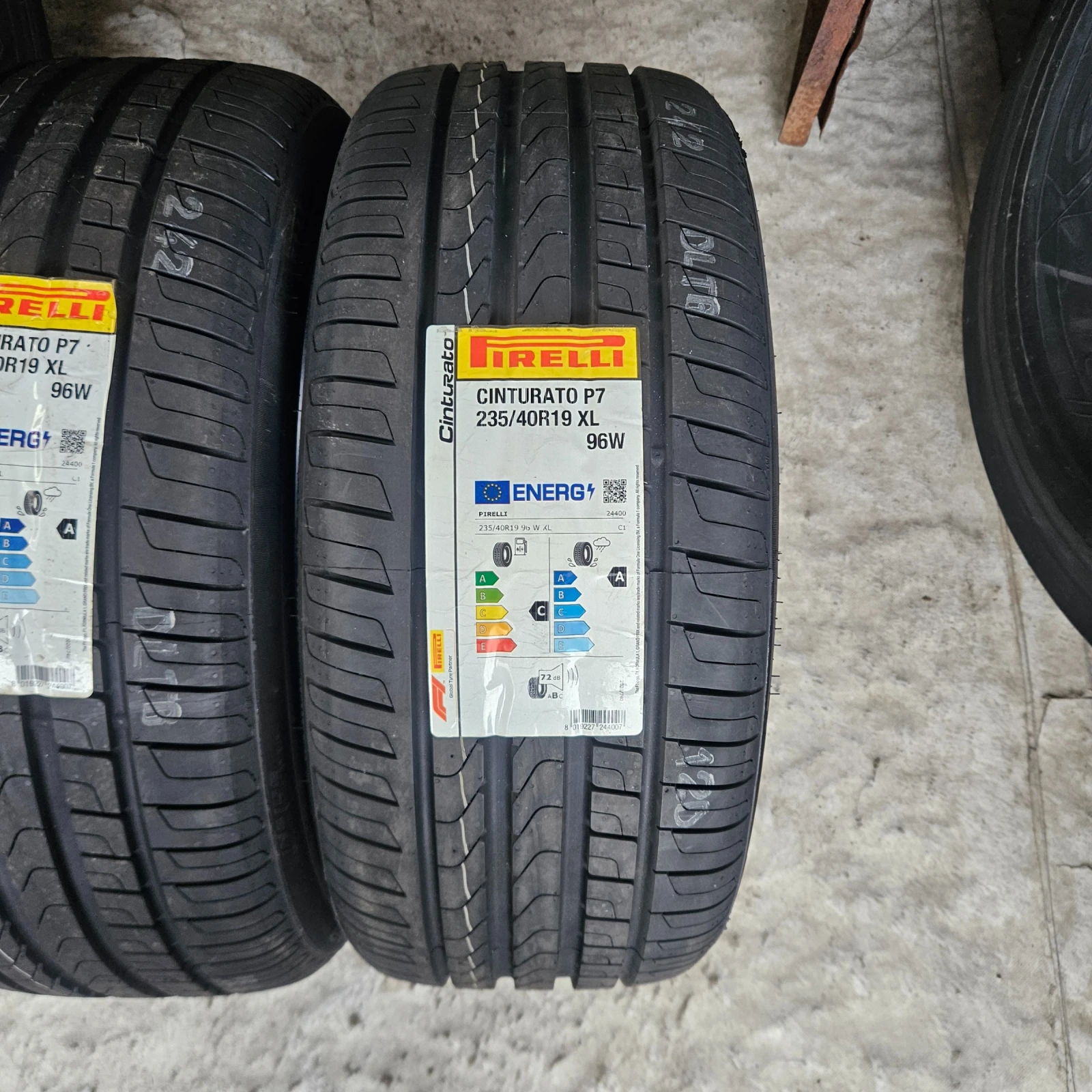 Гуми Летни 235/40R19, снимка 3 - Гуми и джанти - 54191060
